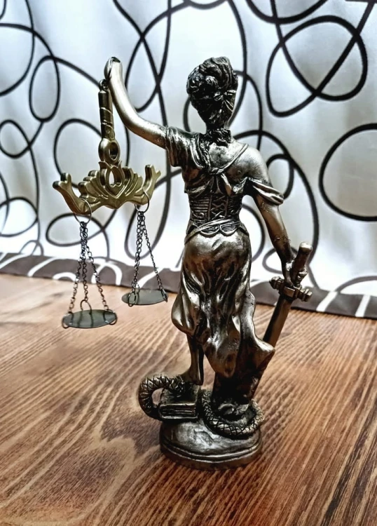 PIĘKNA FIGURKA, STATUA DEKORACYJNA - TEMIDA BOGINI PRAWA I SPRAWIEDLIWOŚCI