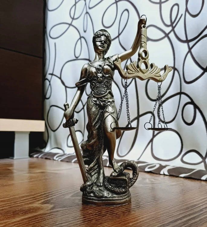 PIĘKNA FIGURKA, STATUA DEKORACYJNA - TEMIDA BOGINI PRAWA I SPRAWIEDLIWOŚCI