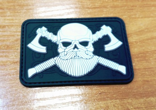 Naszywka na rzep na ramię z czaszką wikinga, wojownika świecąca w ciemności