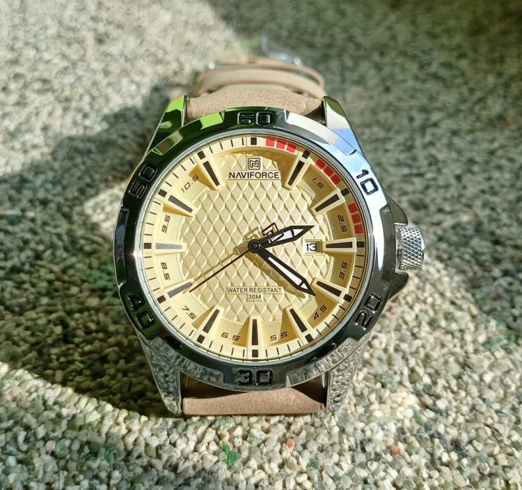 MASYWNY, ZŁOTY ZEGAREK NAVIFORCE NF8023 WOJSKOWY STYL, DATOWNIK