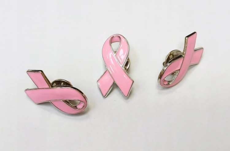 PRZYPINKA, PIN BROSZKA BROCHA RÓŻOWA WSTĄŻKA - SYMBOL WALKI Z RAKIEM PIERSI