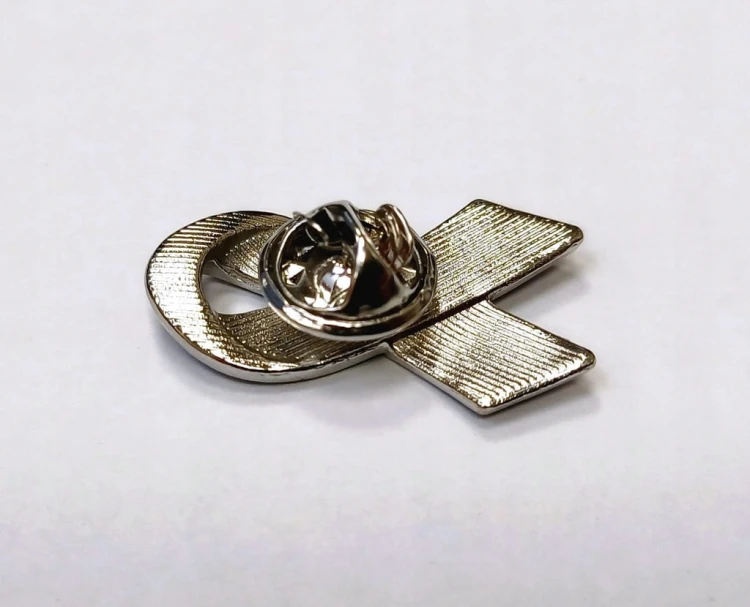 PRZYPINKA, PIN BROSZKA BROCHA RÓŻOWA WSTĄŻKA - SYMBOL WALKI Z RAKIEM PIERSI