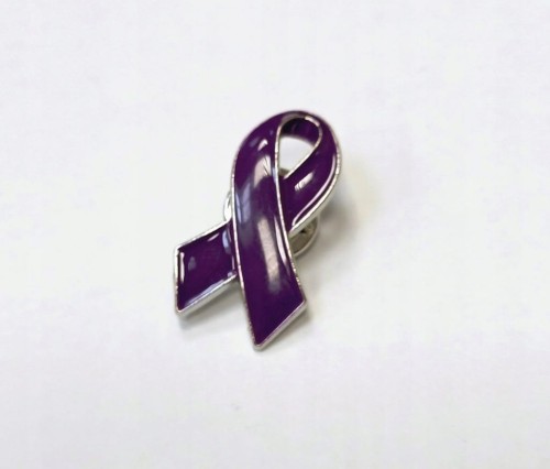 PRZYPINKA, PIN BROSZKA, FIOLETOWA WSTĄŻKA - SYMBOL WALKI Z RAKIEM TRZUSTKI