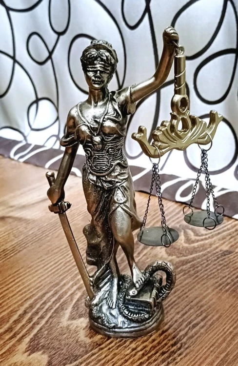 PIĘKNA FIGURKA, STATUA DEKORACYJNA - TEMIDA BOGINI PRAWA I SPRAWIEDLIWOŚCI