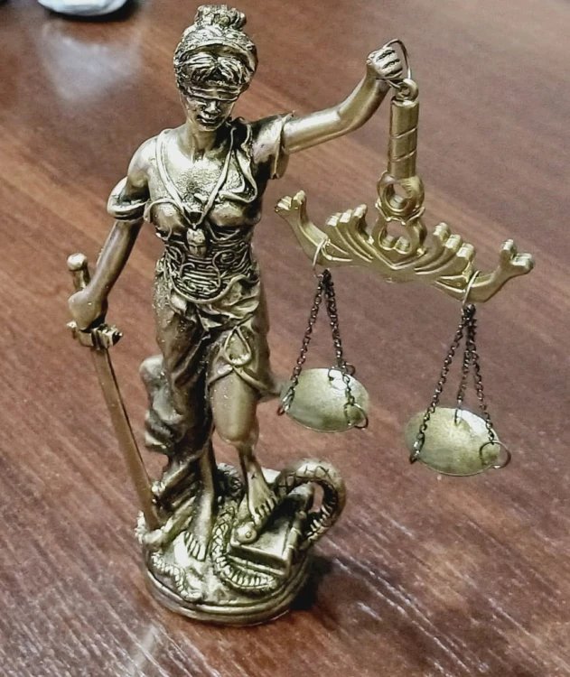 PIĘKNA FIGURKA, STATUA DEKORACYJNA - TEMIDA BOGINI PRAWA I SPRAWIEDLIWOŚCI