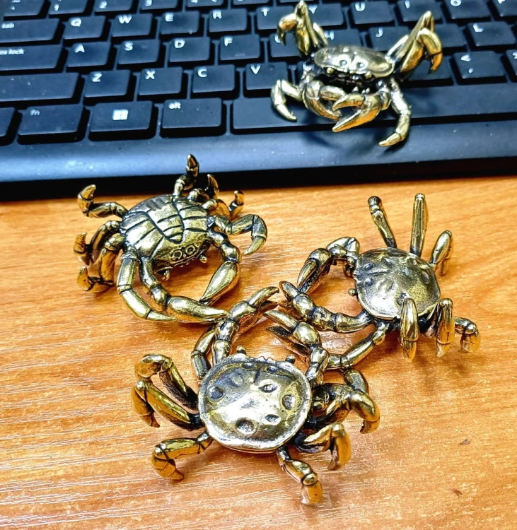 FIGURKA DEKORACYJNA NA BIURKO - MASYWNY MOSIĘŻNY SKORUPIAK - KRAB