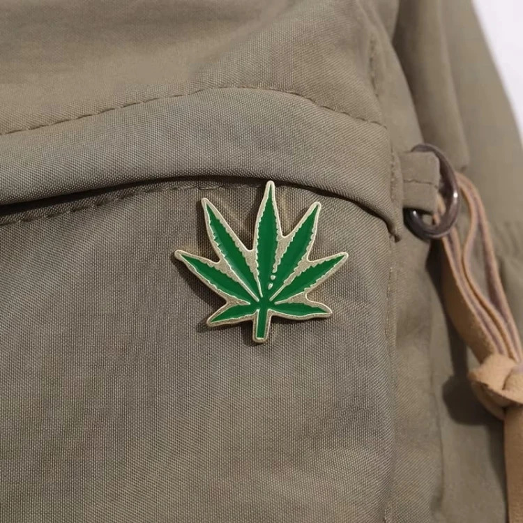 PRZYPINKA, BROCHA, BROSZKA, PIN PLAKIETKA - LISTEK, LIŚĆ KONOPII INDYJSKIEJ