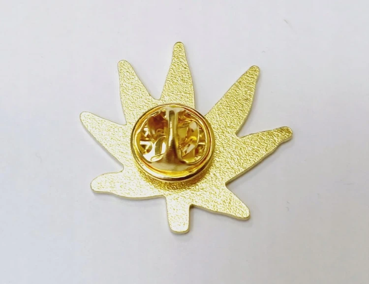 PRZYPINKA, BROCHA, BROSZKA, PIN PLAKIETKA - LISTEK, LIŚĆ KONOPII INDYJSKIEJ
