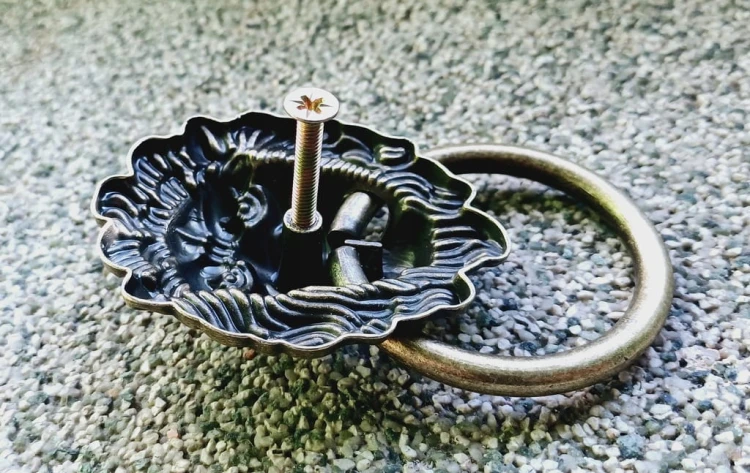 MASYWNA BAROKOWA KOŁATKA DO DRZWI GAŁKA DO SZUFLADY - LEW, GŁOWA LWA 9x5 CM