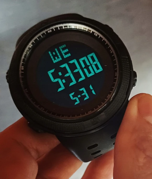 MASYWNY, CZYTELNY ZEGAREK ELEKTRONICZNY LCD - WOJSKOWY STYL