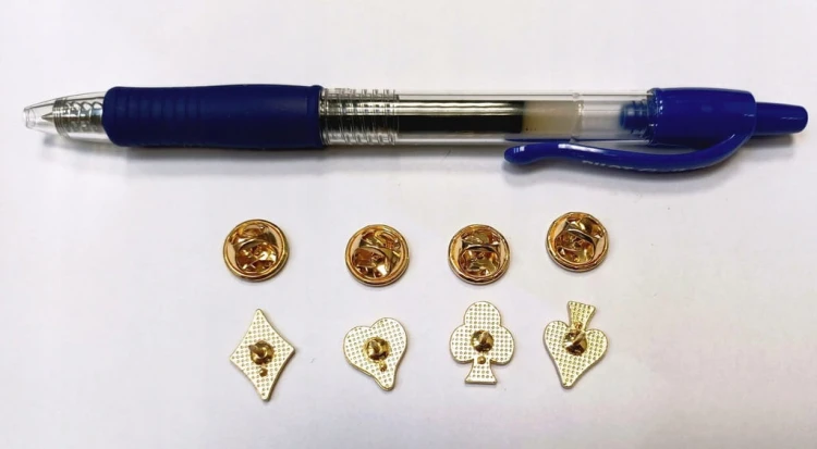 PIN PRZYPINKA BROSZKA PLAKIETKA - POKER, KARCIANY KOLOR KARO - DZWONEK