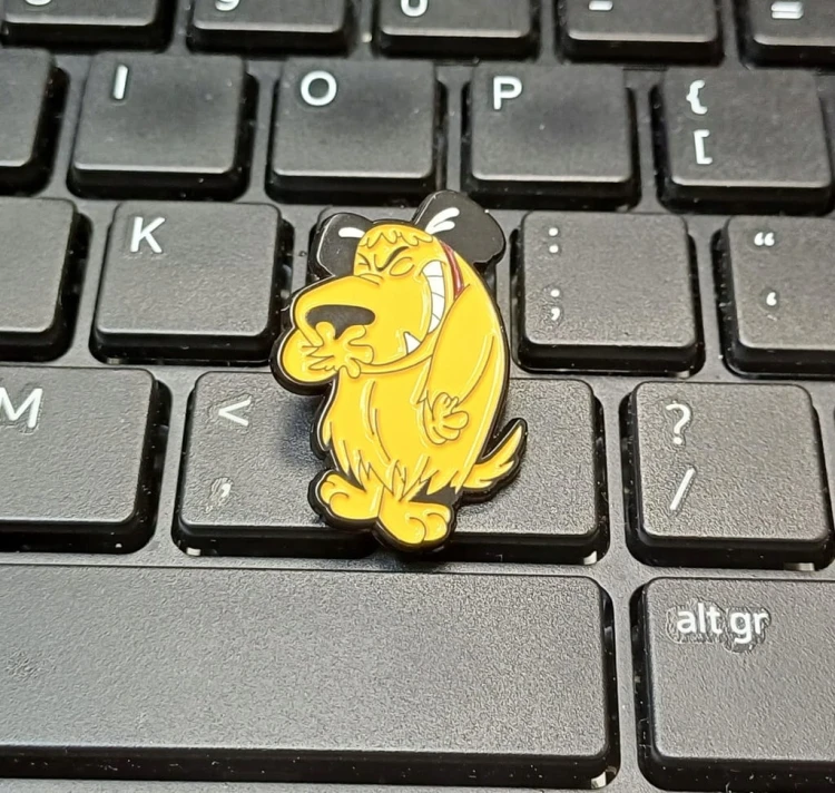 PIN, PRZYPINKA, BROSZKA, PLAKIETKA - PIES MUTTLEY WREDNIAK I BAŁWAN