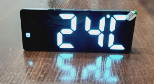 CZYTELNY, ELEKTRONICZNY CYFROWY ZEGAR LED NA BIURKO + ALARM + TEMOMETR