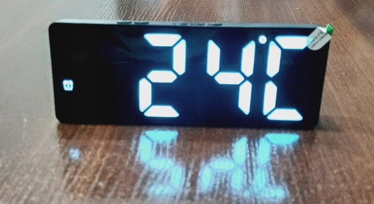 CZYTELNY, ELEKTRONICZNY CYFROWY ZEGAR LED NA BIURKO + ALARM + TEMOMETR