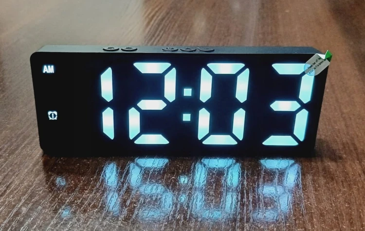CZYTELNY, ELEKTRONICZNY CYFROWY ZEGAR LED NA BIURKO + ALARM + TEMOMETR