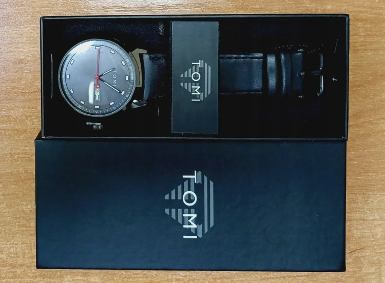 Klasyczny zegarek garniturowy z datownikiem day-date Tomi, gustowne pudełko