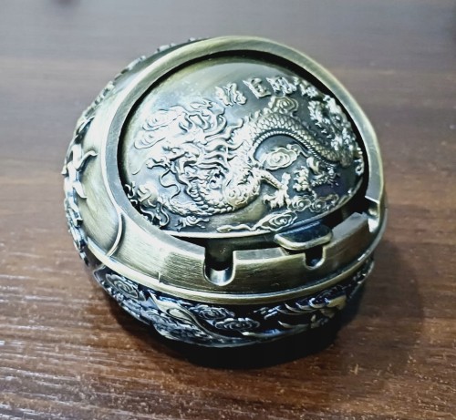 Dekoracyjna, zamykana popielniczka stołowa - smok 8x8cm - przepiękna ozdoba
