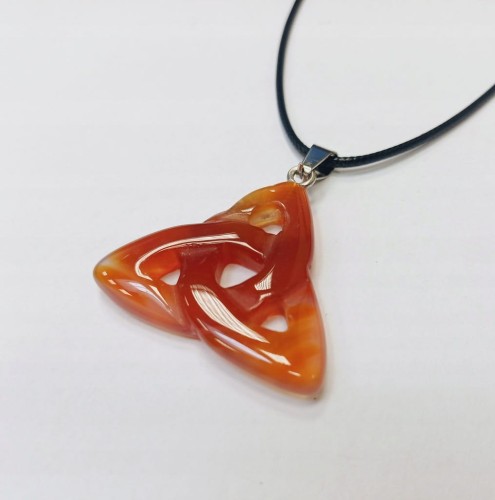 Naszyjnik amulet przywieszka- TRIQUETRA WĘZEŁ CELTYCKI TRÓJCY CZERWONY AGAT