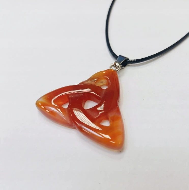 Naszyjnik amulet przywieszka- TRIQUETRA WĘZEŁ CELTYCKI TRÓJCY CZERWONY AGAT