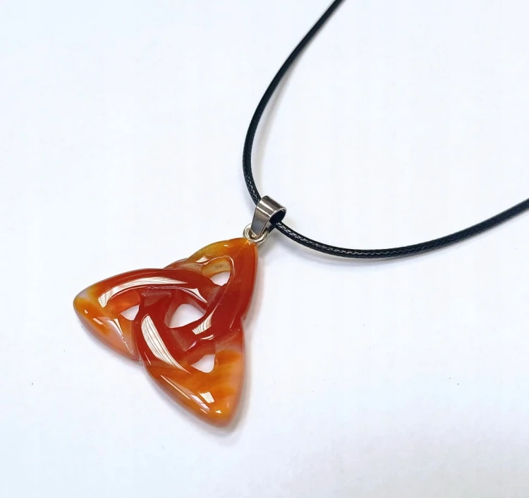 Naszyjnik amulet przywieszka- TRIQUETRA WĘZEŁ CELTYCKI TRÓJCY CZERWONY AGAT