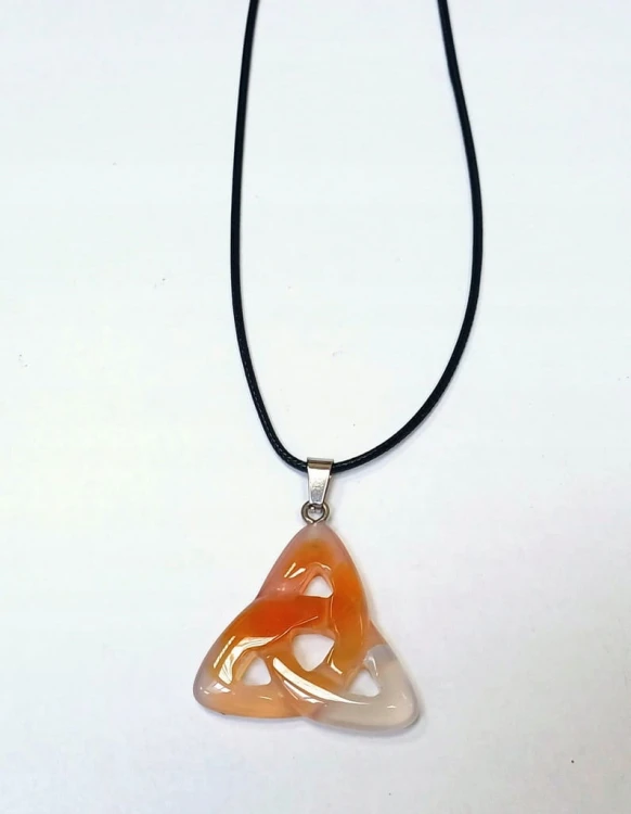 Naszyjnik amulet przywieszka- TRIQUETRA WĘZEŁ CELTYCKI TRÓJCY CZERWONY AGAT
