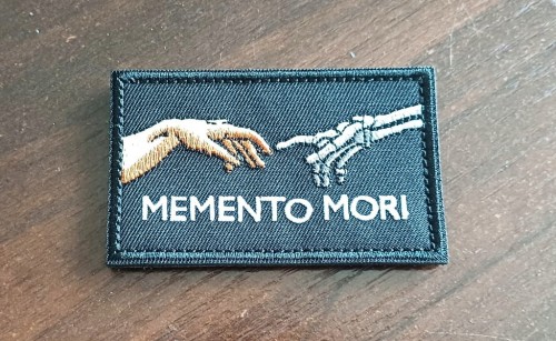 Naszywka na rzep patch, sentencja MEMENTO MORI - PAMIĘTAJ O ŚMIERCI 5x8 cm