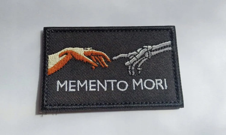 Naszywka na rzep patch, sentencja MEMENTO MORI - PAMIĘTAJ O ŚMIERCI 5x8 cm