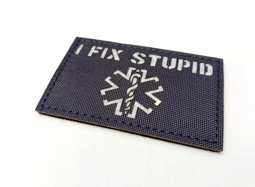 Świecąca naszywka na rzep, emblemat I FIX STUPID, NAPRAWIAM GŁUPOTĘ, 5x8 cm