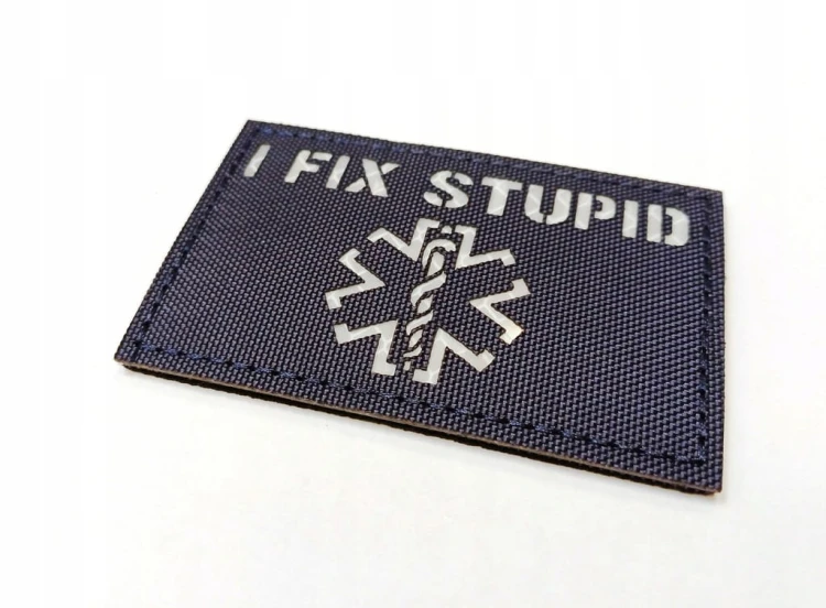 Świecąca naszywka na rzep, emblemat I FIX STUPID, NAPRAWIAM GŁUPOTĘ, 5x8 cm