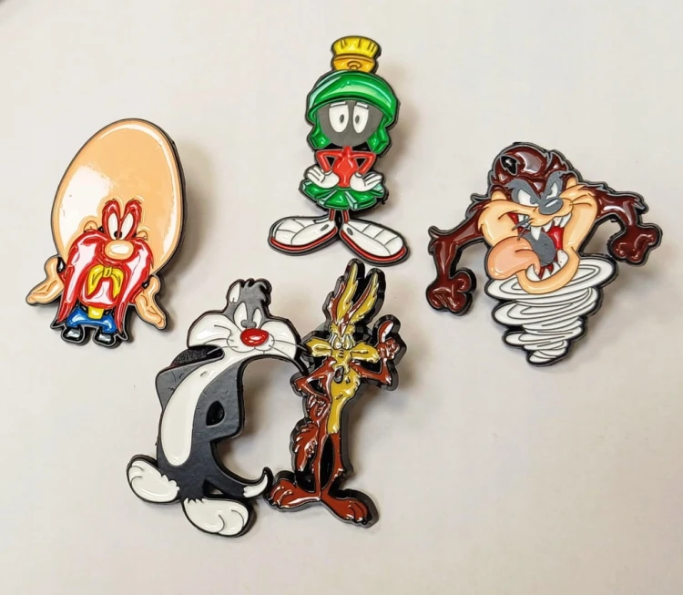 PRZYPINKA, PIN BROSZKA PLAKIETKA - KOWBOJ YOSEMITE SAM - ZWARIOWANE MELODIE