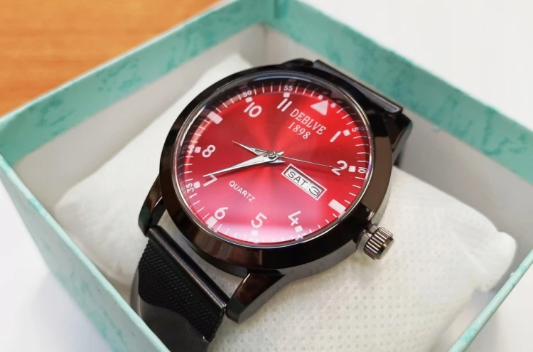 LUKSUSOWY, CZYTELNY ZEGAREK Z DATOWNIKIEM DAY-DATE LUMINOUS CZERWONA TARCZA