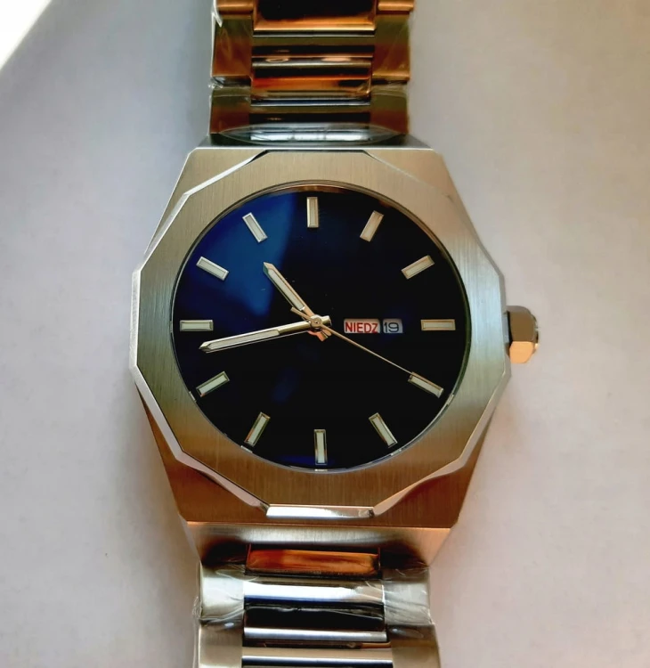 zegarek z polskim datownikiem